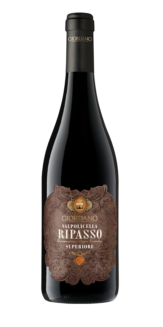 Valpolicella Ripasso Superiore Doc - Aromen Von Unterholz, Lakritze Und Pfeffer Öffnen Sich Zu Einem Vollen, Abgerundeten Schluck, Bereichert Durch Eine Sehr Elegante Tanninstruktur Und Eine Für Das Terroir Typische Komplexität. Der Abgang Ist Sehr Lang A